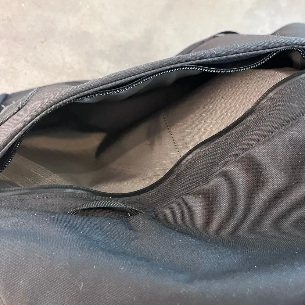 YETI Crossroads 27L black Backpack Travel School Mens Carry on Bag